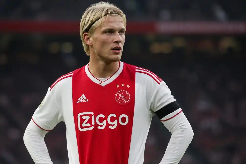 Ajax-spits Kasper Dolberg out voor de rest van het seizoen na gescheurde kruisband