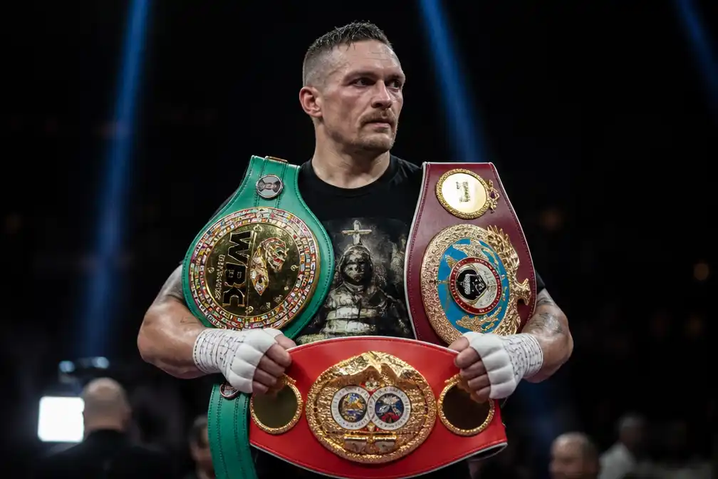 Oleksandr Usyk legt titels neer na winst op Rico Verhoeven, hint op laatste gevecht