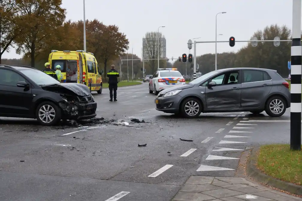 Twee auto's botsen in Helmond; berichten verschillen over locatie en gewonden