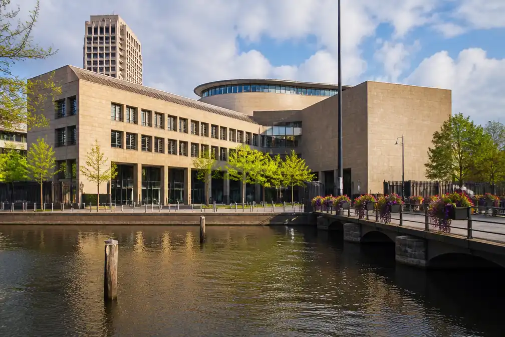 Kamerleden terug naar Den Haag voor stemming over regenboogvlag