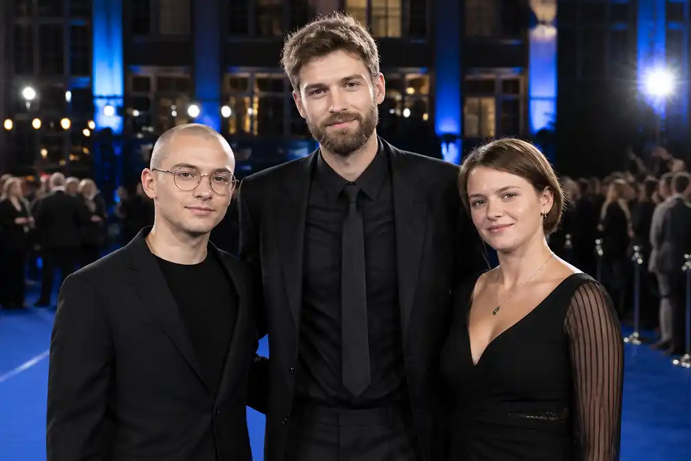 Tim Hofman staat op Televizier-Ring Gala met Over Mijn Lijk-deelnemers stil bij overledenen