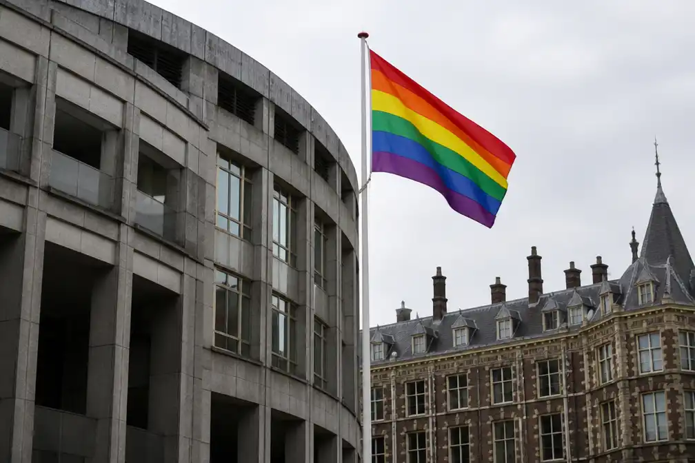 Tweede Kamer stemt in met hijsen regenboogvlag op Coming Out Day