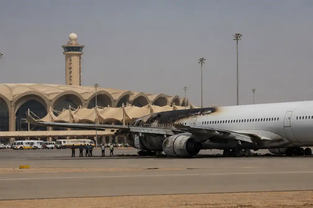 Houthi's claimen raketaanval op luchthaven Riyad; vluchten geschrapt