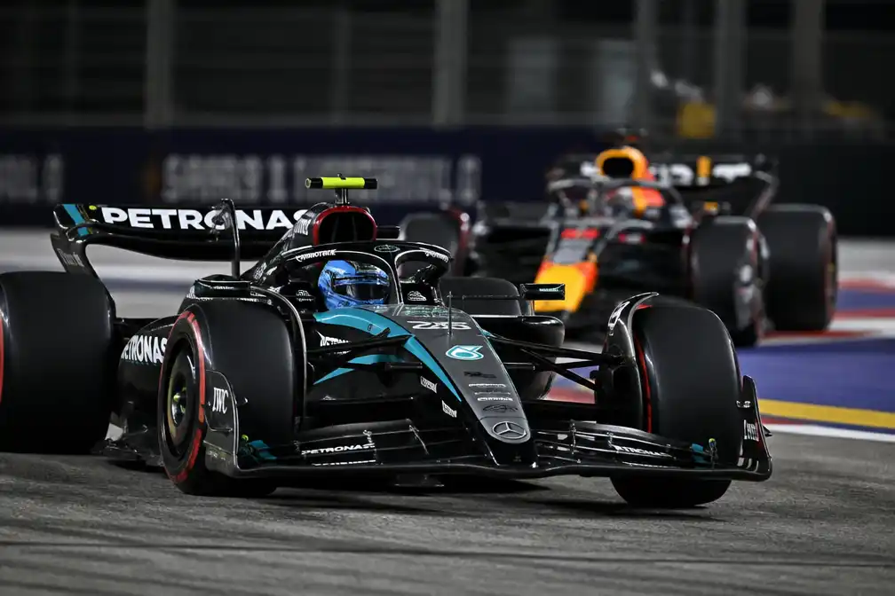 Russell snelste in training Singapore, Verstappen zesde