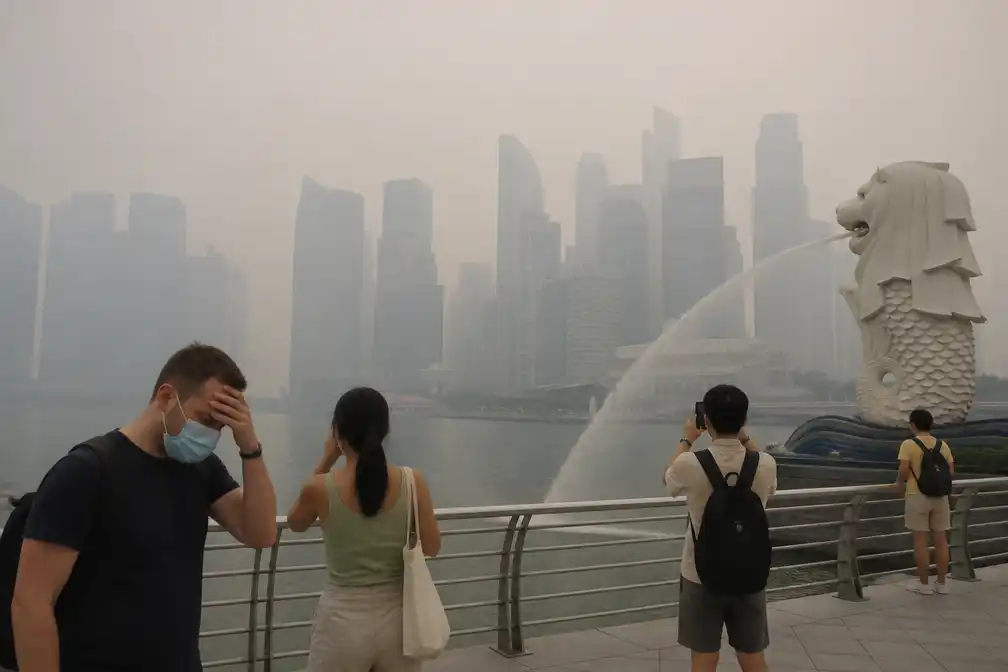 Dikke smog uit Indonesië boven Singapore vlak voor Formule 1-weekend