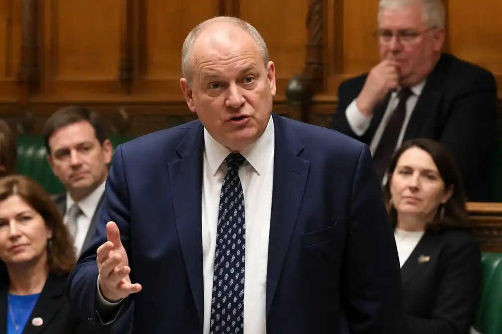 Lib Dem-parlementslid Charlie Maynard stapt op als woordvoerder Financiën om kritiek op Ed Davey