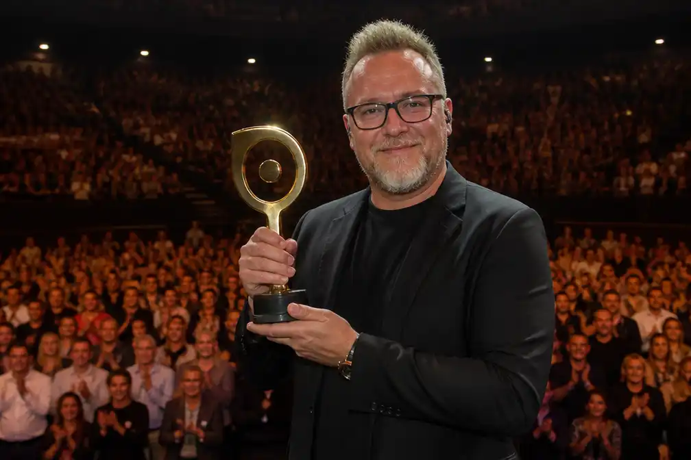 Alex Agnew krijgt be•at Award na vijftiende uitverkochte show in AFAS Dome