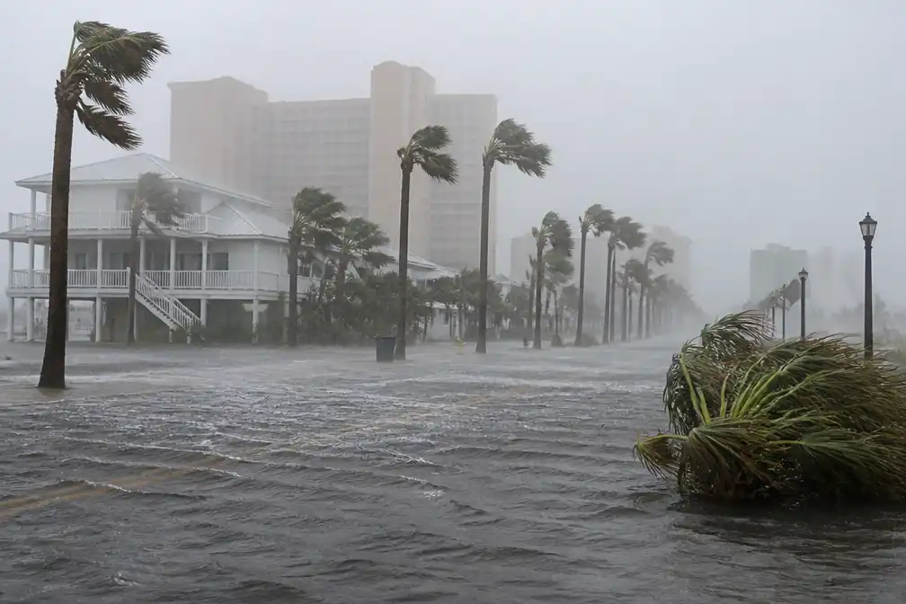 Orkaan Isaias komt aan land bij Destin in Florida