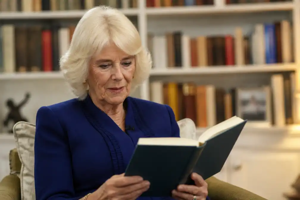 Koningin Camilla las 'verboden' Lady Chatterley's Lover bij zaklamplicht