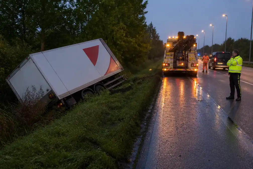 Vrachtwagen van Bpost belandt in gracht in Gent; bestuurder klaagt over rugpijn