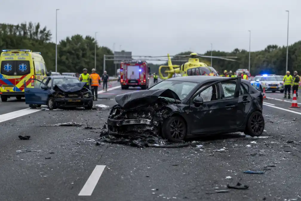A2 dicht bij Breukelen na ernstig ongeval; mogelijk spookrijder, meerdere slachtoffers