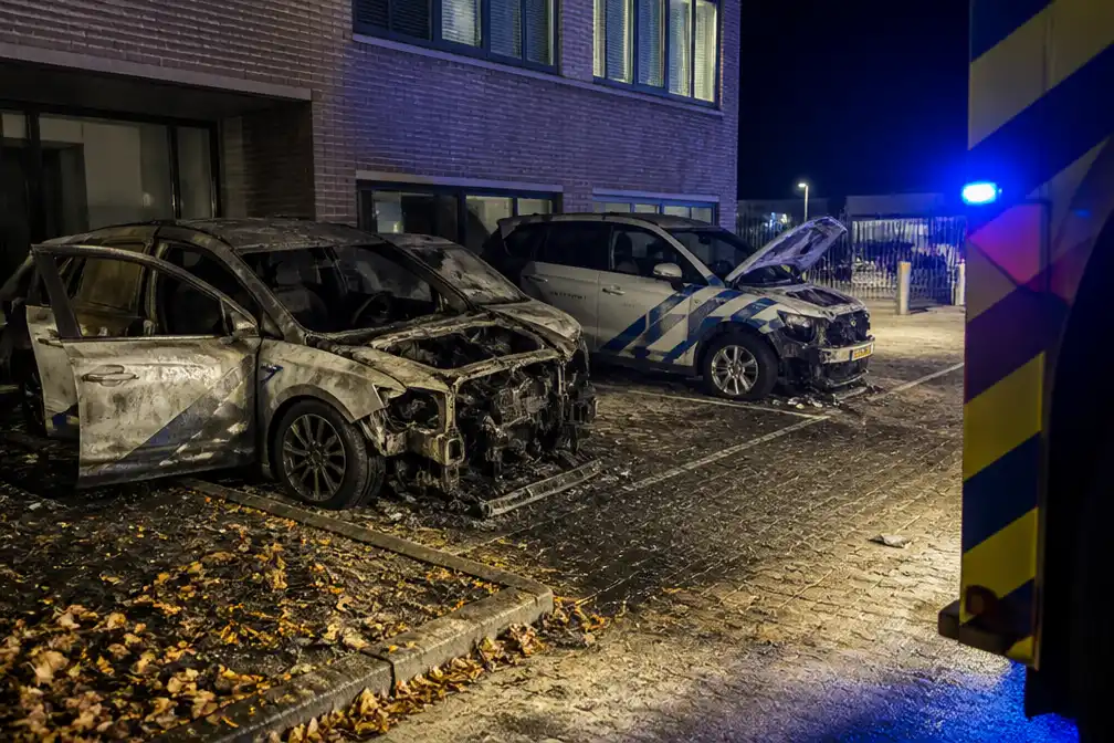 Brand aan commissariaat in Haren beschadigt politievoertuigen, kwaad opzet onderzocht