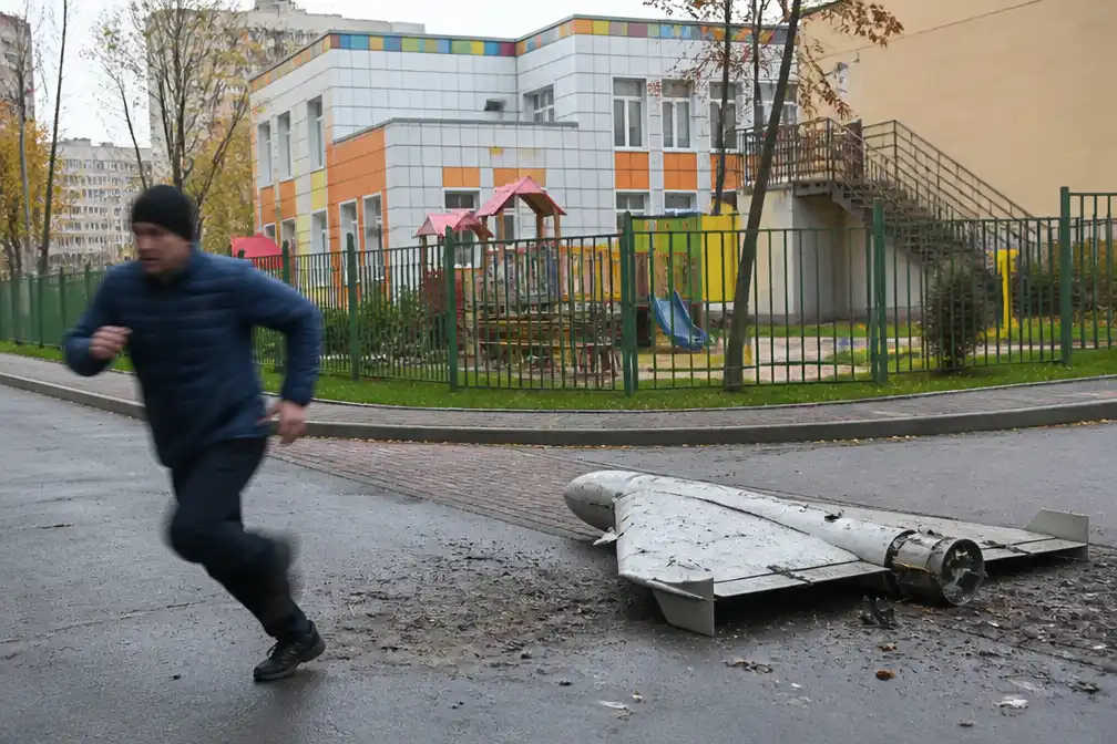 Man ontsnapt op het nippertje aan Russische droneaanval bij Kyiv