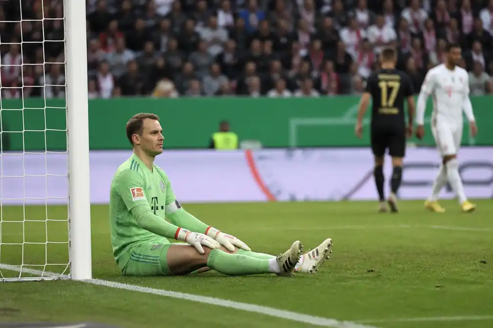 Bayern München blijft steken op 2-2 bij Augsburg, vier goals afgekeurd en fout Neuer