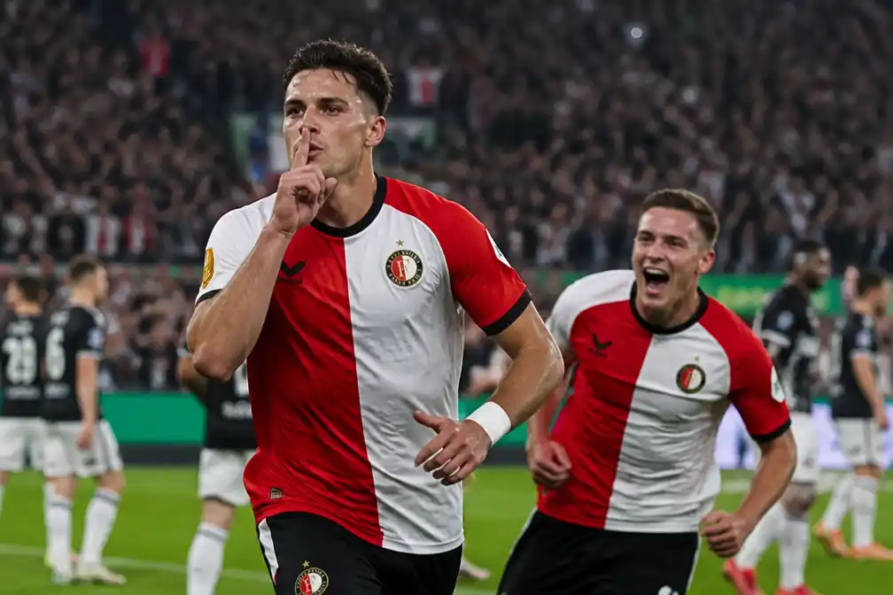 Feyenoord verslaat AZ met 2-0 en pakt koppositie in Eredivisie