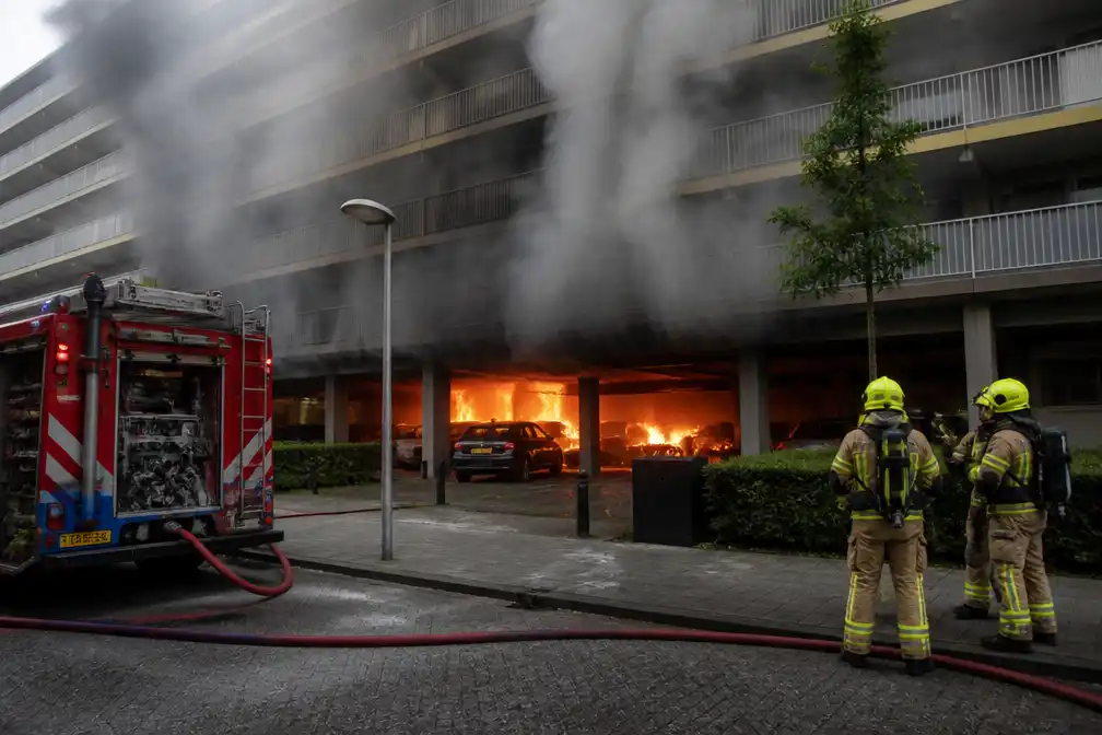 Autobrand in parkeergarage Rotterdam leidt tot ontruiming woningen
