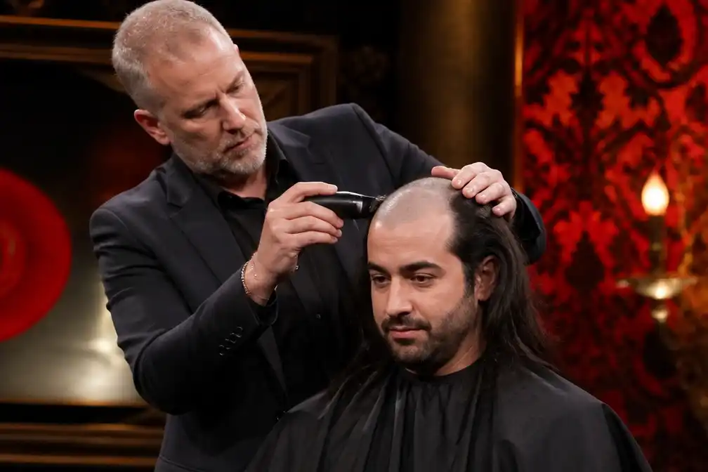 Donny Ronny scheert zich kaal voor RTL-programma Taskmaster en droeg heel seizoen pruik