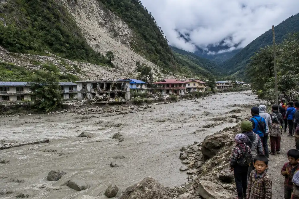 Vloedgolf in Nepal verwoest huizen na doorbraak van dam in Budhi Gandaki-kloof