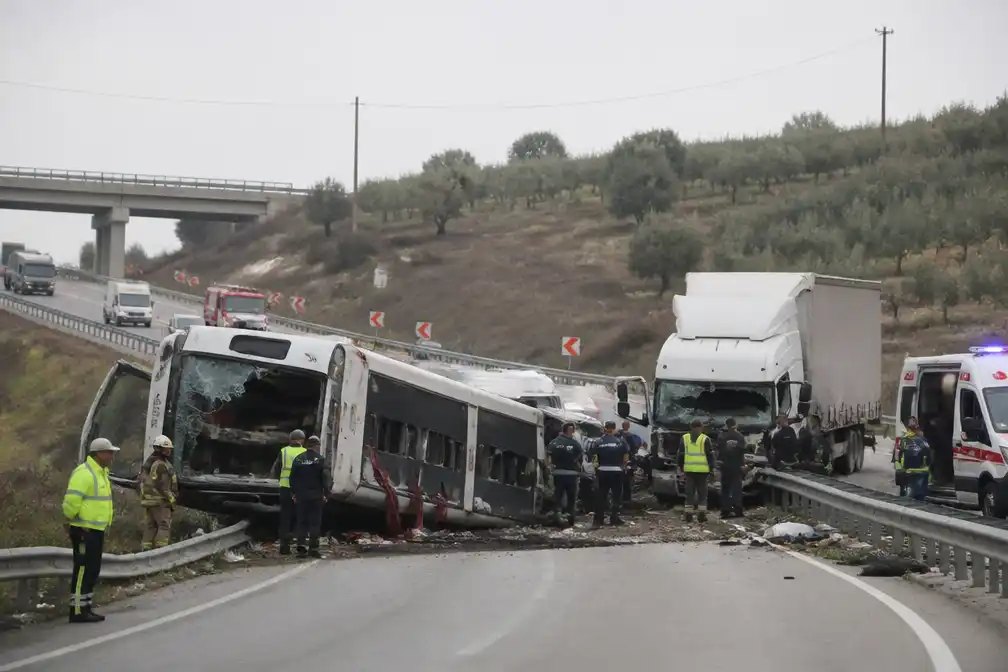 Minstens elf doden en 27 gewonden bij busongeluk in westen van Turkije