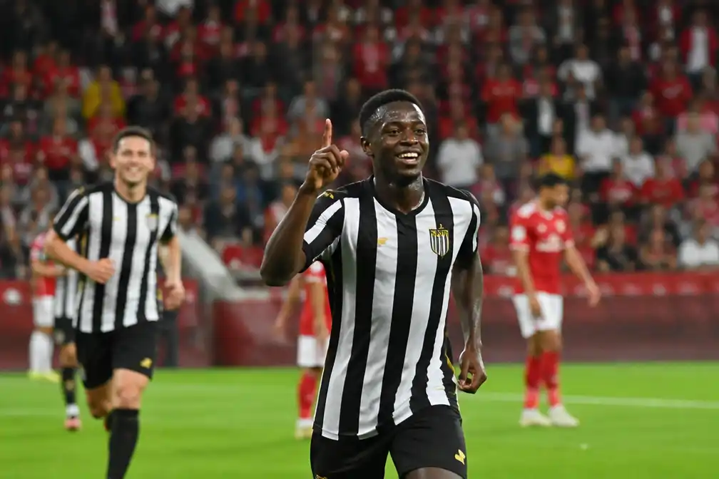 Charleroi leidt bij Standard in Sclessin na goal van Keita in Jupiler Pro League