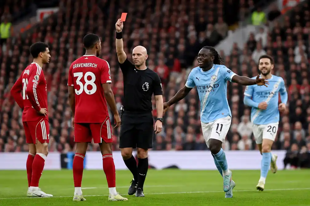 Manchester City wint op Anfield na rode kaart Gravenberch en goal Doku