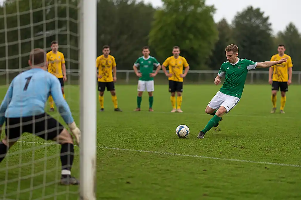 Schriek wint provinciale derby van Hallaar dankzij strafschop van ex-Hallaarspeler Janssens
