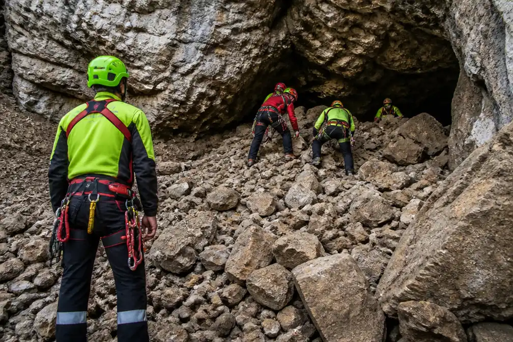 Grotverkenner op Sardinië levend begraven op 10 meter diepte na aardverschuiving