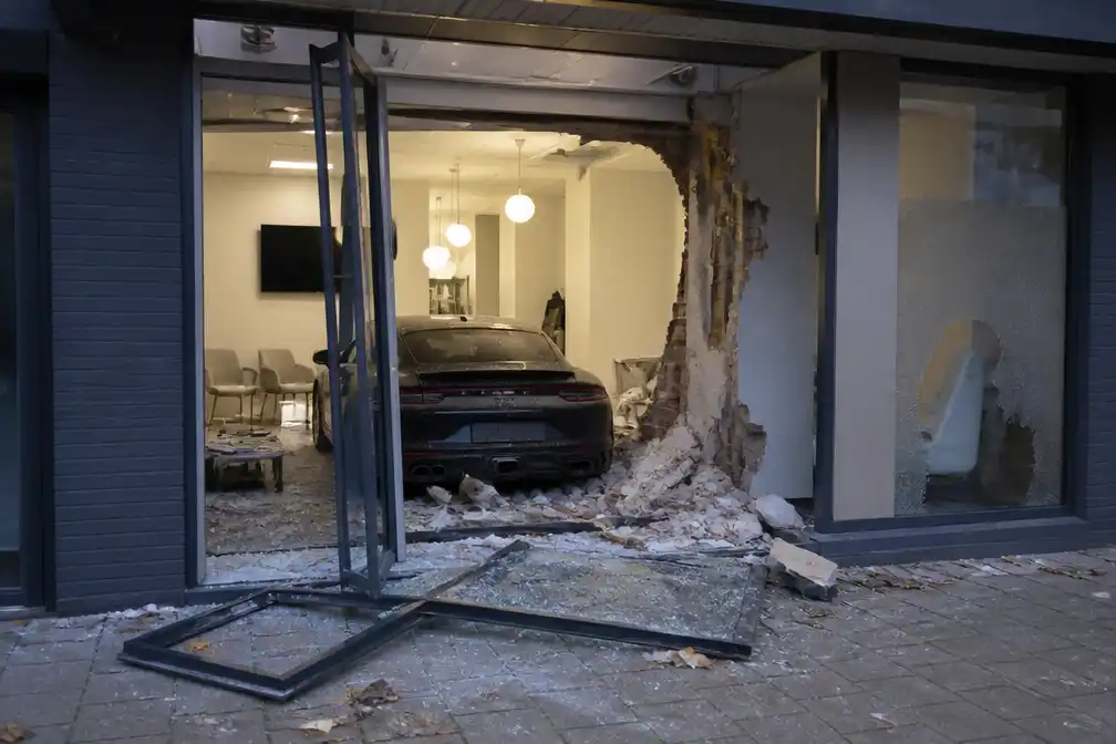 Porscherijder ramt twee keer tandartspraktijk in Stekene