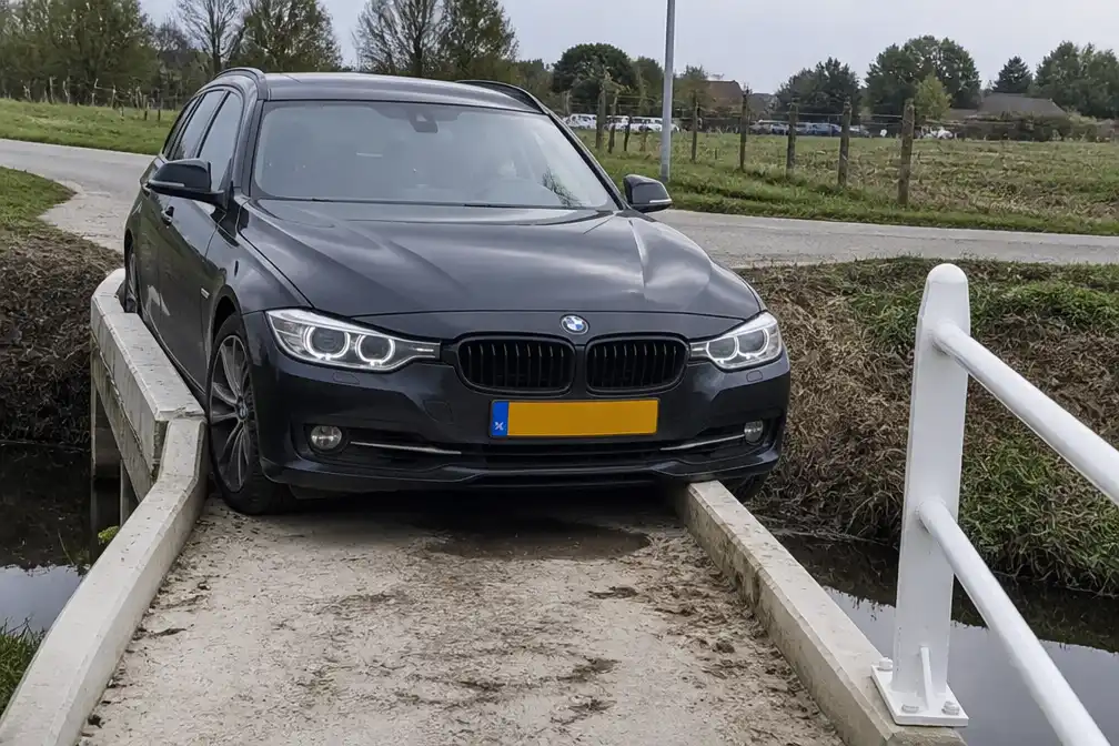 BMW-rijder vastgelopen op nieuw bruggetje in Molenhoek eist vergoeding voor velgschade