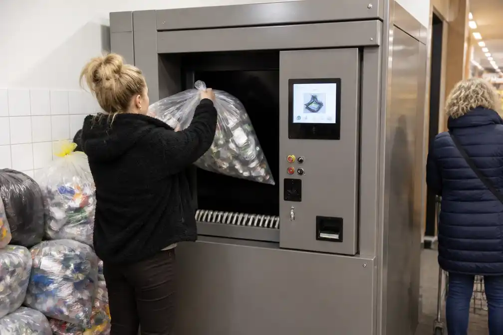 Jumbo Eerbeek stopt met eerste statiegeldautomaat voor zakken vol flessen en blikjes