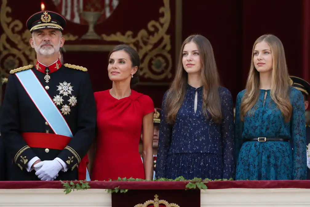 Koning Felipe en koningin Letizia bij militaire parade op Spaanse feestdag