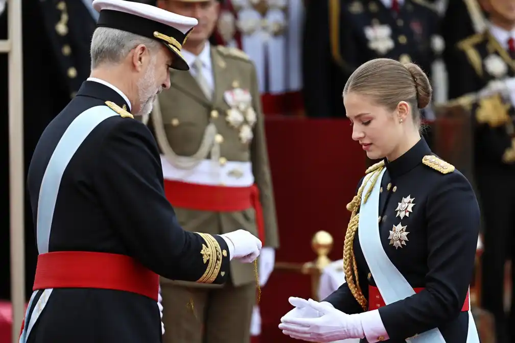 Spaanse prinses Leonor laat Orde van het Gulden Vlies vallen op nationale feestdag