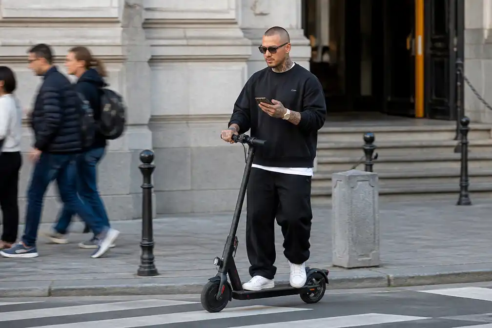 Radja Nainggolan krijgt 15 dagen rijverbod en 400 euro boete voor gsm-gebruik op step