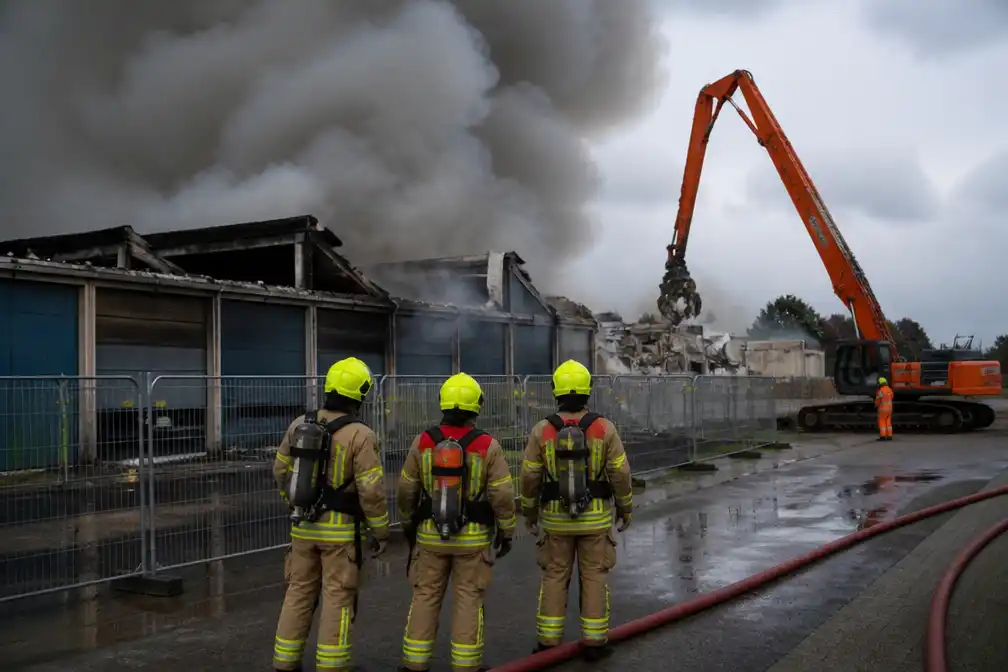 Brand in loods in Aalsmeer onder controle, vijf woningen ontruimd