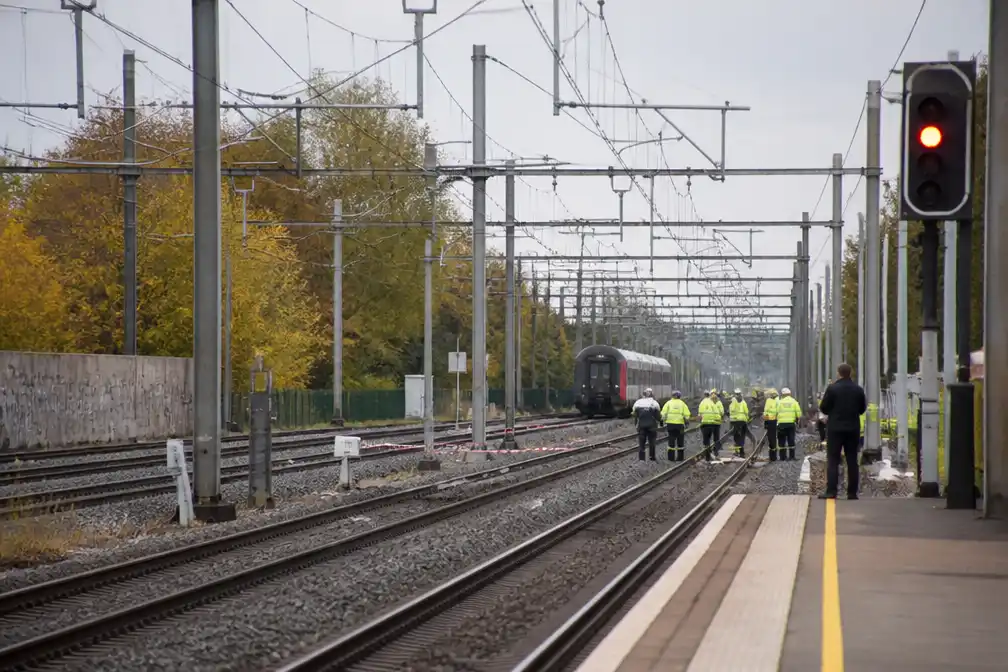 Treinverkeer Brussel-Zuid–Denderleeuw stil na vondst stoffelijk overschot naast sporen