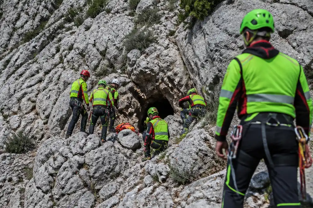 Speleoloog Luca Olmetto na ruim 26 uur gered uit grot op Sardinië