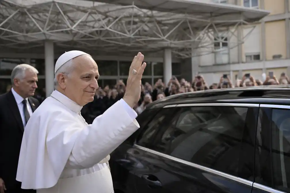 Paus Leo XIV opgenomen in Gemelli-ziekenhuis in Rome voor longoperatie