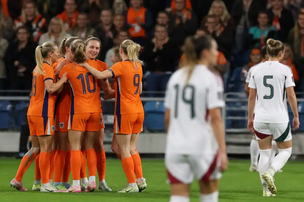 Nederlandse voetbalsters verslaan Hongarije met 3-0 en bereiken laatste WK-kwalificatieronde
