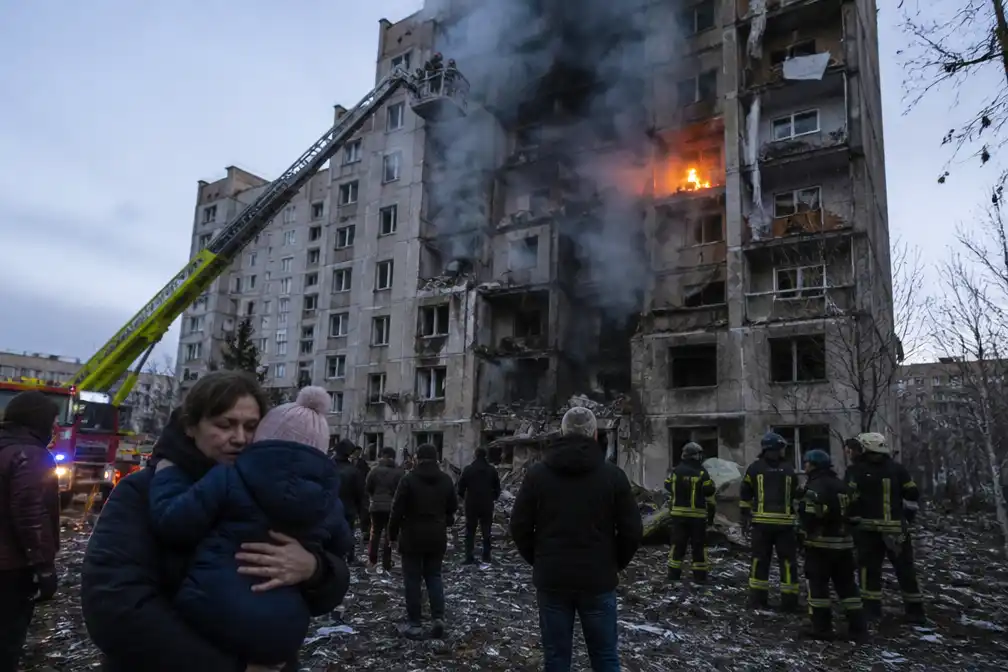 Rusland treft energievoorzieningen Kyiv met ballistische raketten, één dode