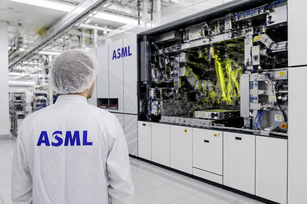 ASML boekt bijna 5 miljard euro winst en verhoogt omzetverwachting door AI-vraag