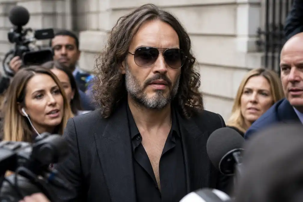 Aanklager noemt Russell Brand 'seksueel roofdier' in misbruikzaak