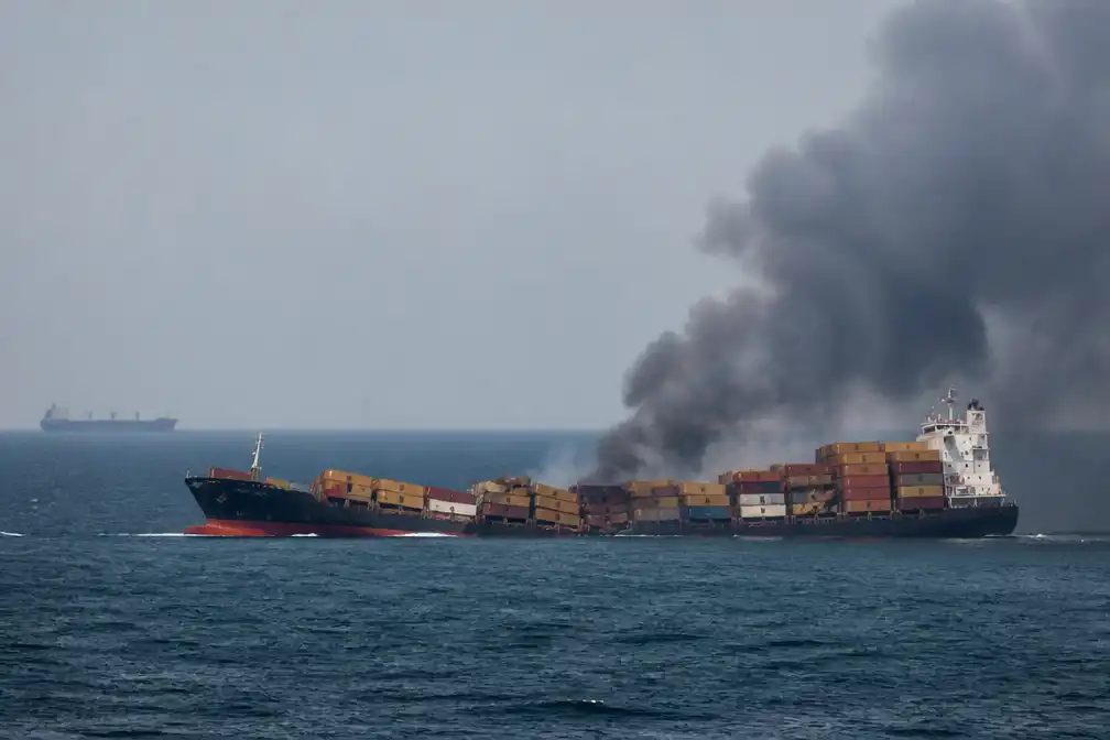 Containerschip zinkt bij Straat van Hormuz na nieuwe golf Iraanse aanvallen