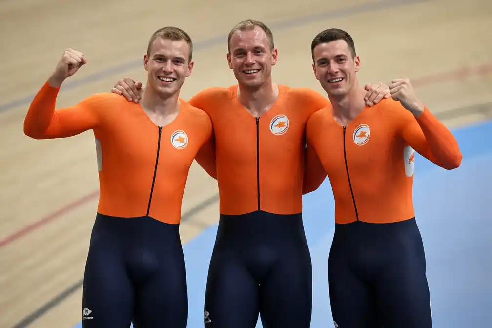 Nederlandse baansprinters prolongeren WK-titel teamsprint in Shanghai