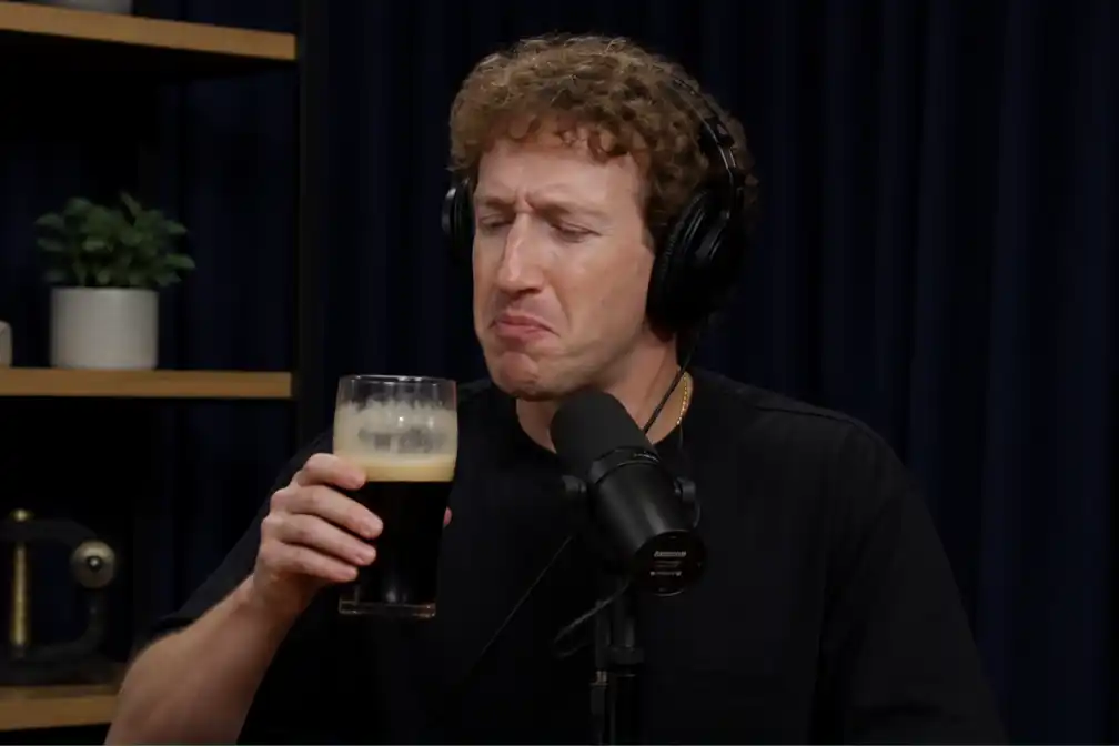 Mark Zuckerberg moet Guinness drinken in podcast en heeft er zichtbaar moeite mee