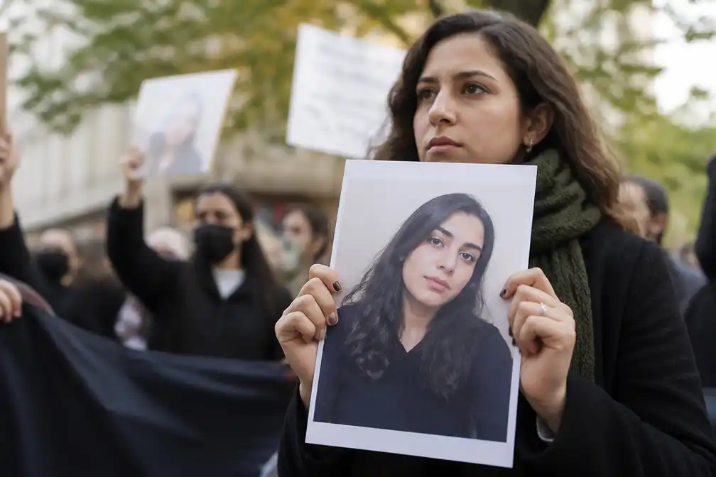 Iraanse studente Najmeh Amini ter dood veroordeeld wegens godslastering