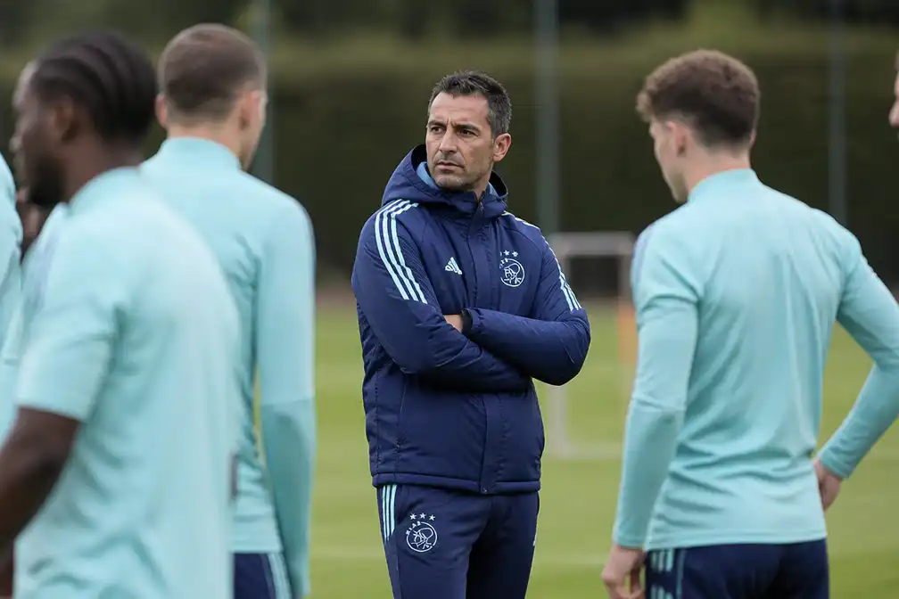 Ajax-trainer Míchel moet tactische en personele problemen oplossen voor duel met Hajduk Split
