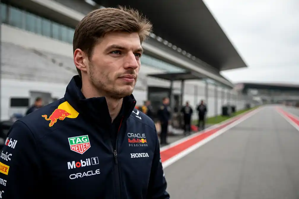 Max Verstappen staat aan de start in Portimão tijdens vrij F1-weekend