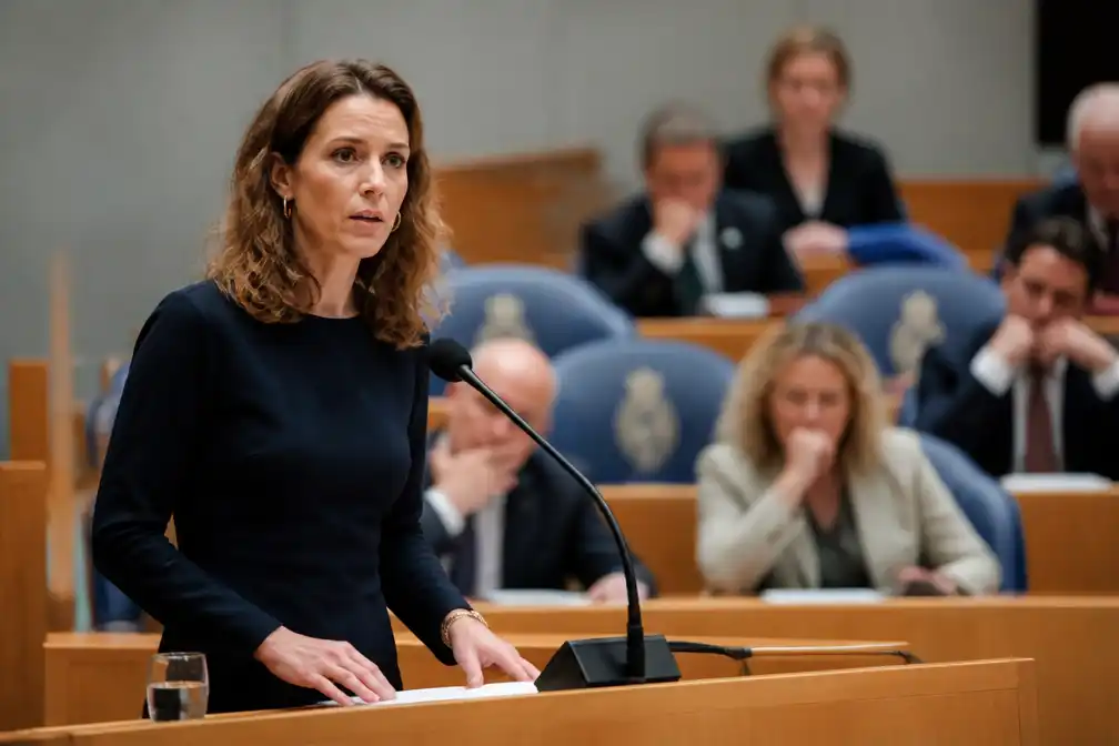 Tweede Kamer debatteert over zorgbegroting; oppositie eist schrappen bezuiniging van 10 miljard