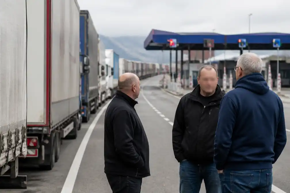 Nederlandse chauffeurs humanitaire transporten al dagen vast bij Oekraïens-Poolse grens