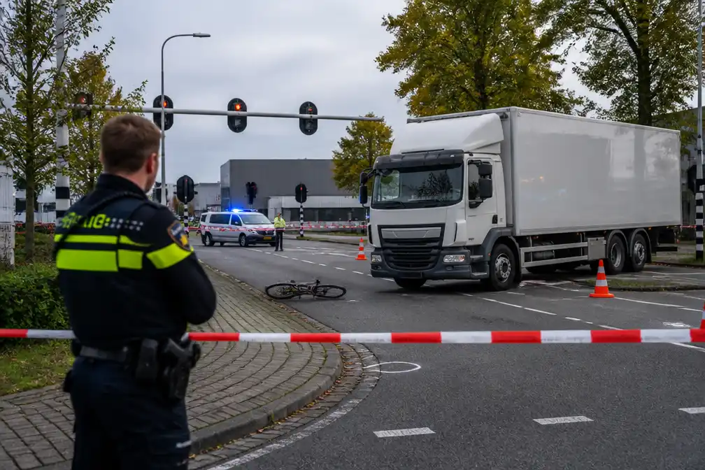 Minderjarige fietser overlijdt na botsing met vrachtwagen in Veenendaal